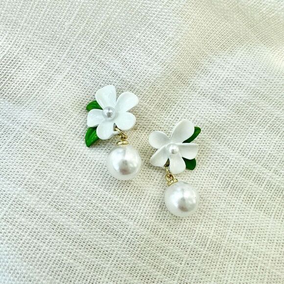 White orange blossom flower with pearl dangle earrings - Picture 3 of 8